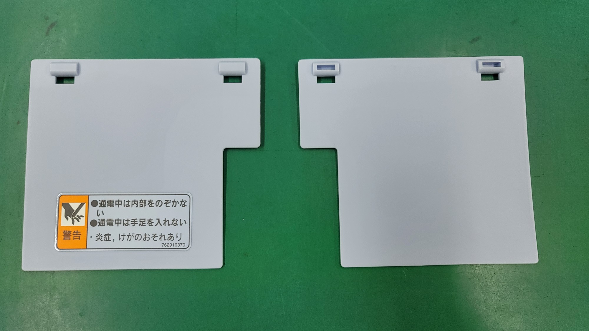SSDX 排出扉セット（ 左：銘板あり　右：銘板なし）